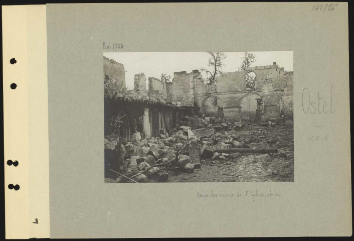 Ostel. Dans les ruines de l'église, abris