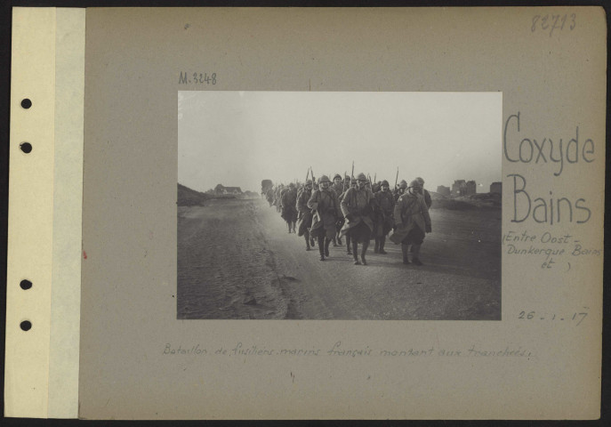 Coxyde-Bains (entre Oost-Dunkerque Bains et). Bataillon de fusiliers-marins français montant aux tranchées