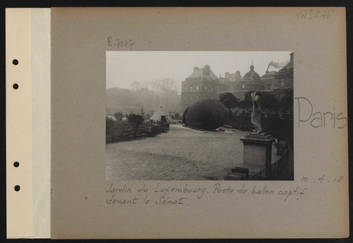 Paris. Jardin du Luxembourg. Poste de ballon captif devant le Sénat