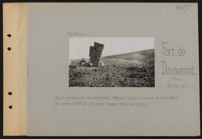 Fort de Douaumont (près). Avion français qui accompagnait l'attaque ; obligé à cause du brouillard de voler à 10 m du sol ; il est tombé dans nos lignes