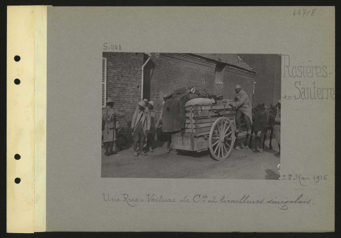Rosières-en-Santerre. Une rue : voiture de compagnie de tirailleurs sénégalais