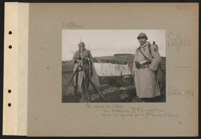 Saffais. Au camp de Saffais. Le drapeau du 13e RI avant une revue du régiment par le général Franchet d'Espèrey
