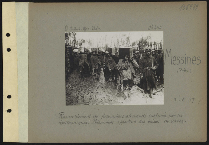 Messines (près). Rassemblement de prisonniers allemands capturés par les Britanniques. Prisonniers apportant des caisses de vivres
