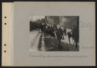 Duvy. Entrée du village : colonne de prisonniers allemands faisant halte