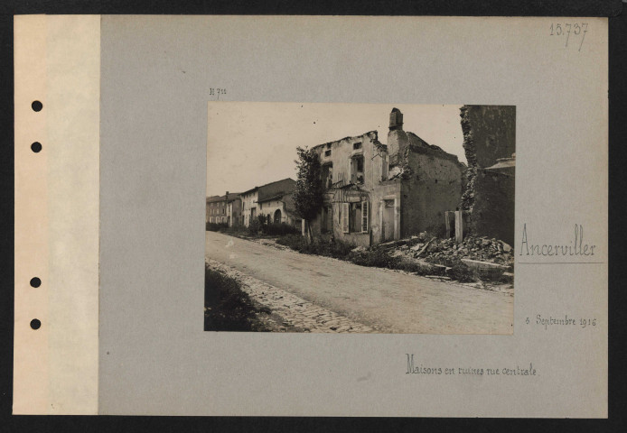Ancerviller. Maisons en ruines, rue centrale