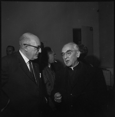 Georges Hourdin en compagnie de prêtres et de pasteurs