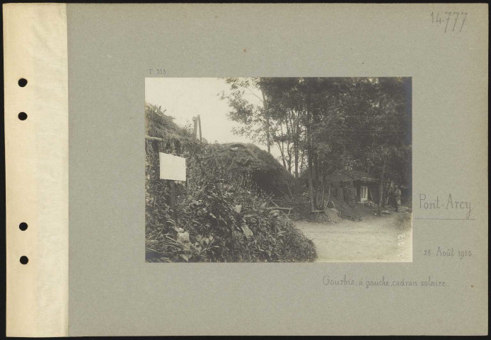 Pont-Arcy. Gourbis ; à gauche, cadran solaire