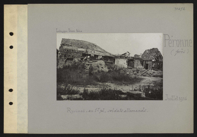 Péronne (près). Ruines : au premier plan, soldats allemands