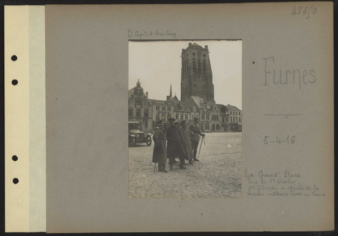 Furnes. La grand'place. Tour de Saint-Nicolas. Général Gilinski et officiers de la mission militaire russe en France