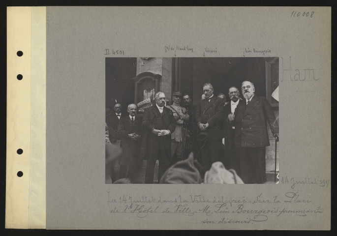 Ham. Le 14 juillet dans la ville délivrée : sur la place de l'Hôtel de ville : monsieur Léon Bourgeois prononçant son discours