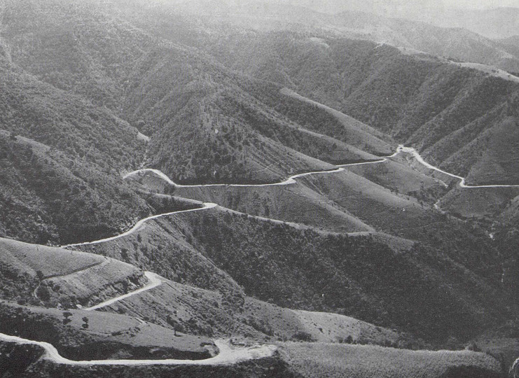 Photo d'une route serpentant au milieu de montagnes