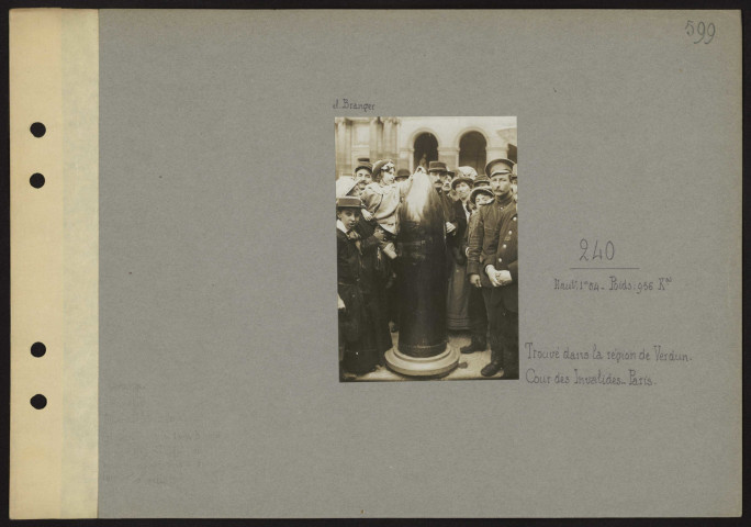 Cour des Invalides (Paris). 240 hauteur (1,54 mètres, poids : 956 kilogrammes) trouvé dans la région de Verdun