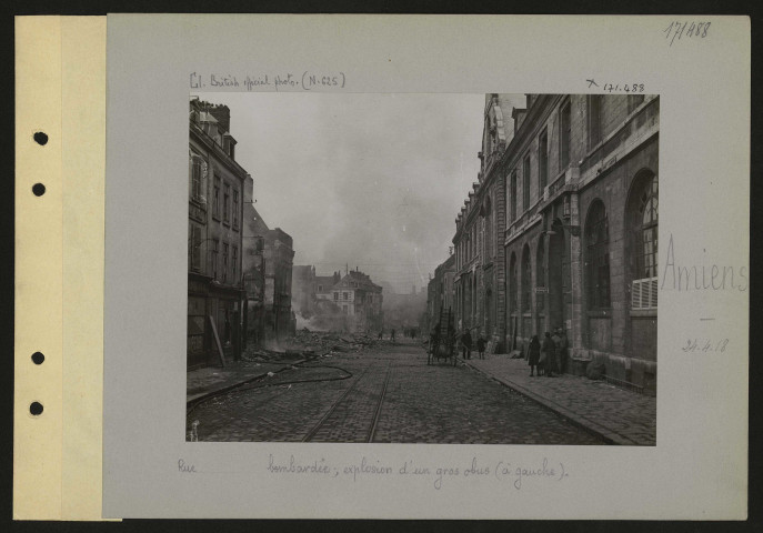 Amiens. Rue ? bombardée ; explosion d'un gros obus (à gauche)