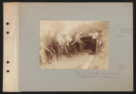 Le Plessier (près). Pièce de 75 sous abri : vérification du calibrage des obus à la bouche à feu …