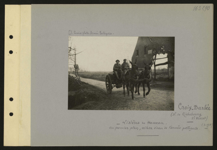 Croix-Barbée (nord de Richebourg-Saint-Vaast). Lisières du hameau. Au premier plan, voiture d'eau de l'armée portugaise