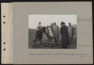 Boisicourt. Camp d'expériences : canon de 240T ; M. Dupuis, député examinant la pièce