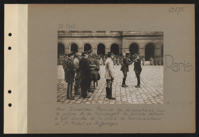 Paris. Aux Invalides. Remise de décorations par le prince A. de Connaught. Le prince décore le général Drude de la croix de commandeur de Saint-Michel et Saint-Georges