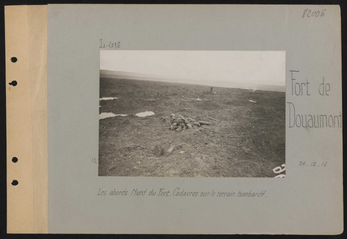 Fort de Douaumont. Les abords nord du fort. Cadavres sur le terrain bombardé