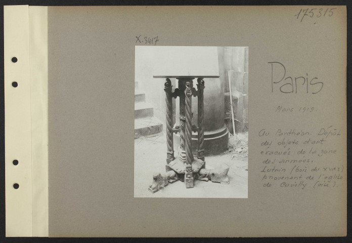 Paris. Au Panthéon. Dépôt des objets d'art évacués de la zone des armées. Lutrin (bois du XVIe siècle) provenant de l'église de Cuvilly (Oise)