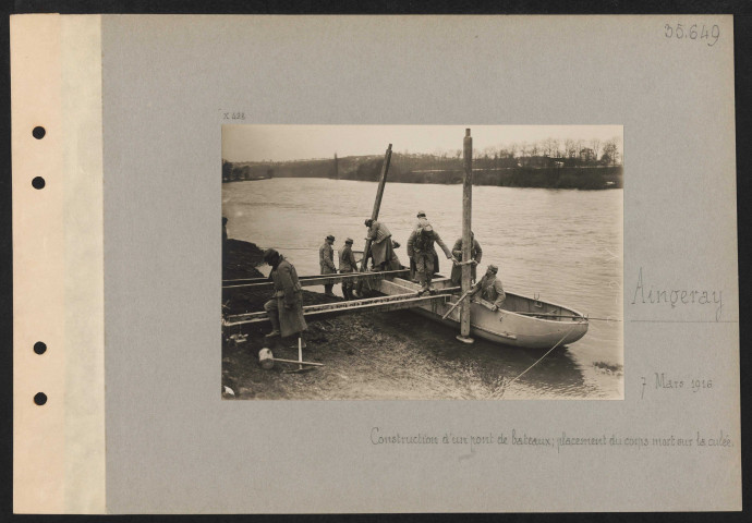 Aingeray. Construction d'un pont de bateaux ; placement du corps mort sur la culée
