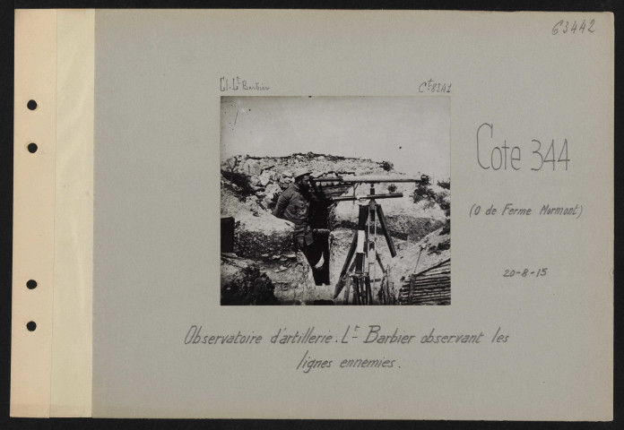 Cote 344 (ouest de Ferme Mormont). Observatoire de l'artillerie. Lieutenant Barbier observant les lignes ennemies