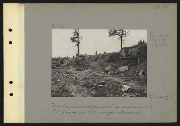 Roye (près). Dans les anciennes premières lignes allemandes ; poste de secours français ; au premier plan ; cadavres allemands