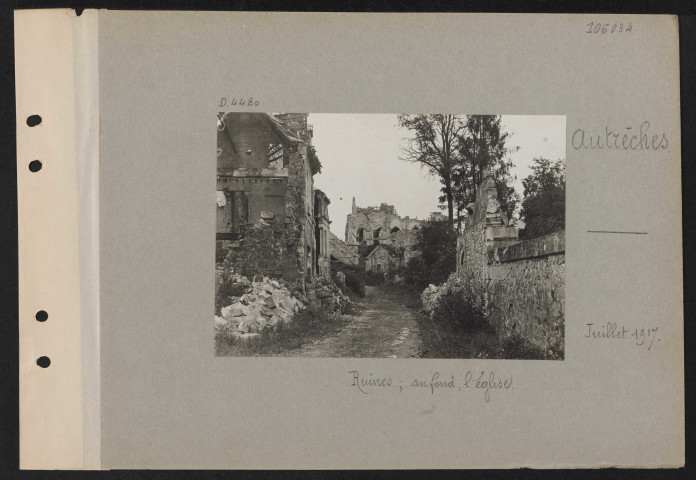 Autrêches. Ruines ; au fond, l'église