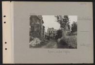 Autrêches. Ruines ; au fond, l'église