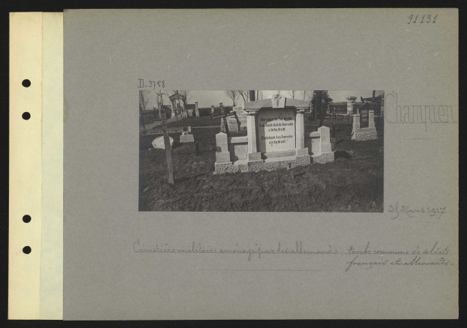 Champien. Cimetière militaire aménagé par les Allemands ; tombe commune de soldats français et allemands