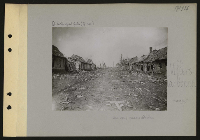 Villers-Carbonnel. Une rue ; maisons détruites