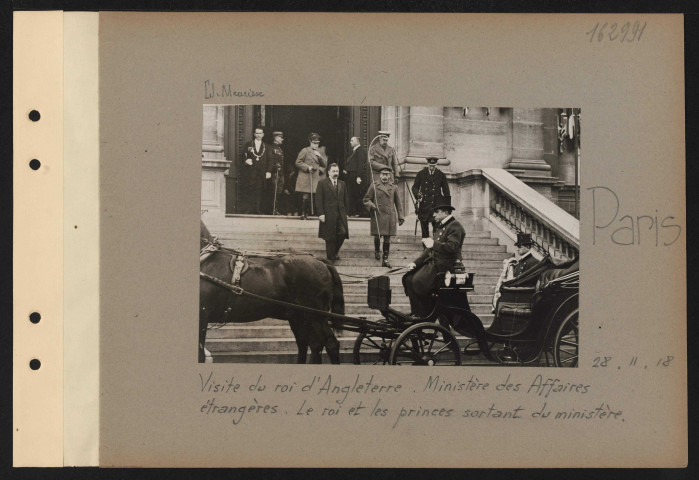 Paris. Visite du roi d'Angleterre. Ministère des Affaires étrangères. Le roi et les princes sortant du ministère