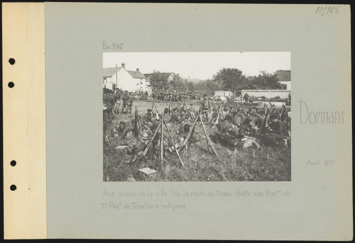 Dormans. Aux lisières de la ville. Sur la route de Fismes. Halte d'un bataillon du 2e Régiment de tirailleurs indigènes