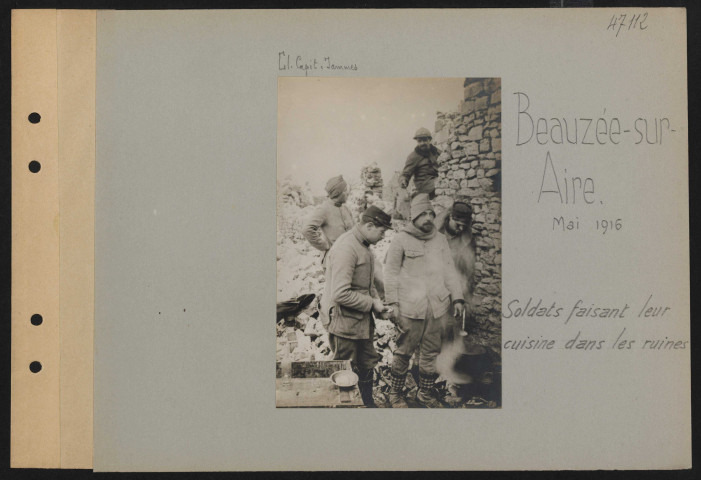 Beauzée-sur-Aire. Soldats faisant leur cuisine dans les ruines