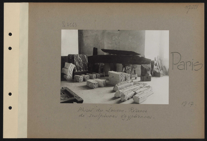 Paris. Musée du Louvre. Réserve de sculptures égyptiennes