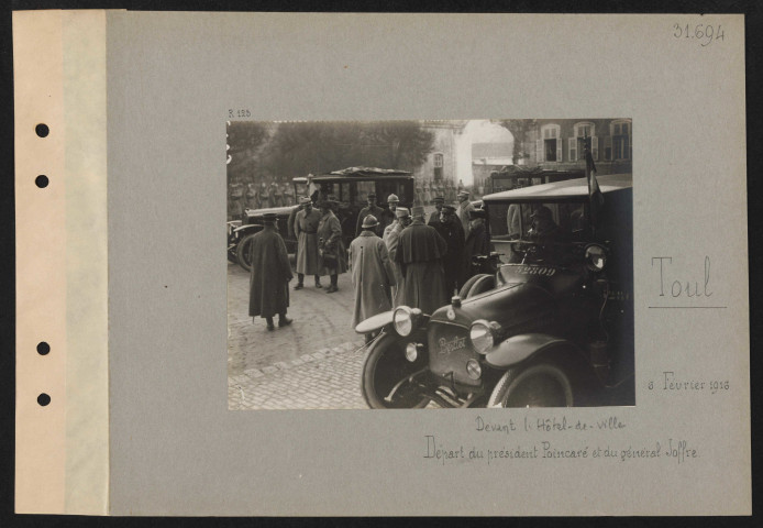 Toul. Devant l'hôtel de ville. Départ du président Poincaré et du général Joffre