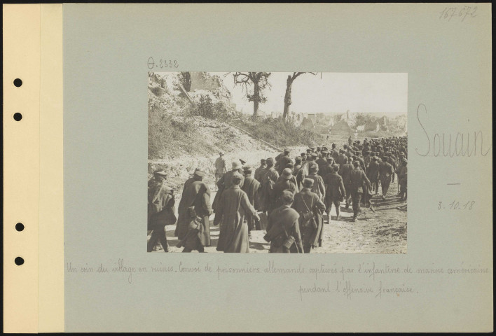 Souain. Un coin du village en ruines. Convoi de prisonniers allemands capturés par l'infanterie de marine américaine pendant l'offensive française