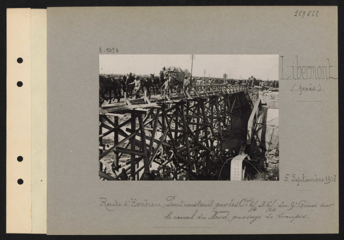 Libermont (près). Route d'Ercheu ; pont construit par les compagnies 6/14 et 6/64 du 9e génie sur le canal du nord ; passage de troupes