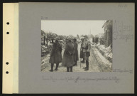 Ablain-Saint-Nazaire. Une rue : au premier plan, officiers japonais visitant le village