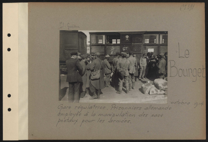 Le Bourget. Gare régulatrice. Prisonniers allemands employés à la manipulation des sacs postaux pour les armées