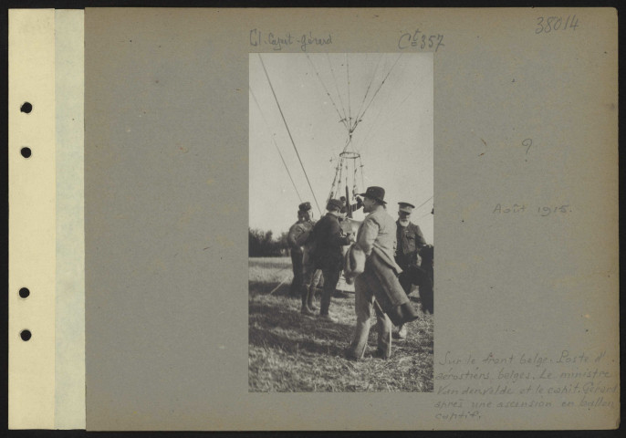 S.l. Sur le front belge. Poste d'aérostiers belges. Le ministre Vandervelde et le capitaine Gérard après une ascension en ballon captif