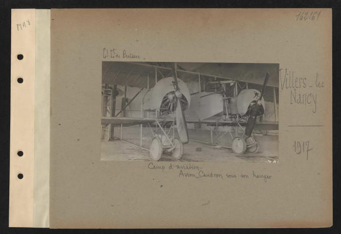 Villers-lès-Nancy. Camp d'aviation. Avion Caudron sous son hangar