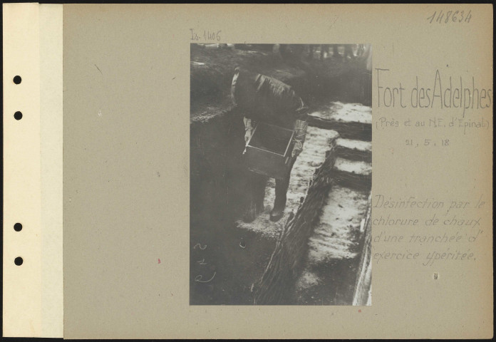 Fort des Adelphes (près et au nord-est d'Épinal). Désinfection par le chlorure de chaux d'une tranchée d'exercice ypéritée
