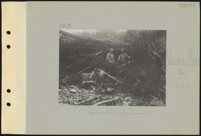 Vauxaillon (près). Sapeurs en train de placer une mine