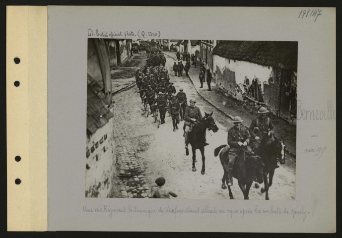 Berneville. Une rue. Régiment britannique de Newfoundland allant au repos après les combats de Monchy