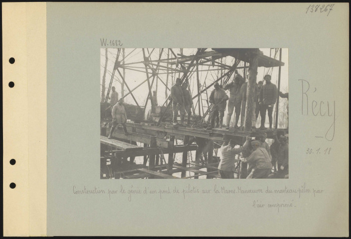 Récy. Construction par le génie d'un pont de pilotis sur la Marne. Manœuvre du marteau-pilon par l'air comprimé
