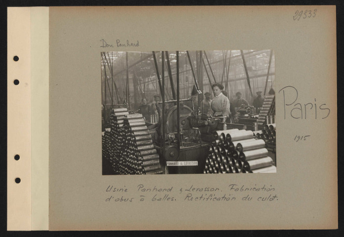 Paris. Usine Panhard et Levassor. Fabrication d'obus à balles. Rectification du culot