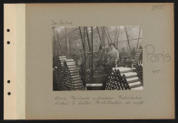 Paris. Usine Panhard et Levassor. Fabrication d'obus à balles. Rectification du culot