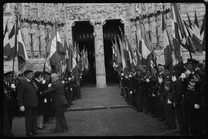 Commémoration du 25e anniversaire de la Libération de Paris : cérémonie devant Notre-Dame et défilé des troupes à la Porte d'Orléans