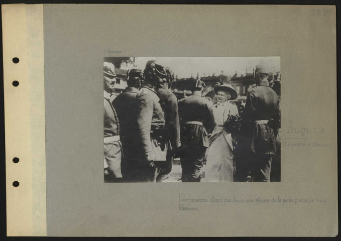 Augusta (impératrice d'Allemagne). L'impératrice offrant des fleurs aux officiers de la garde guéris de leurs blessures