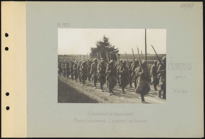 Sompuis (près). Entraînement de troupes noires. Marche d'entraînement. La colonne sur la route